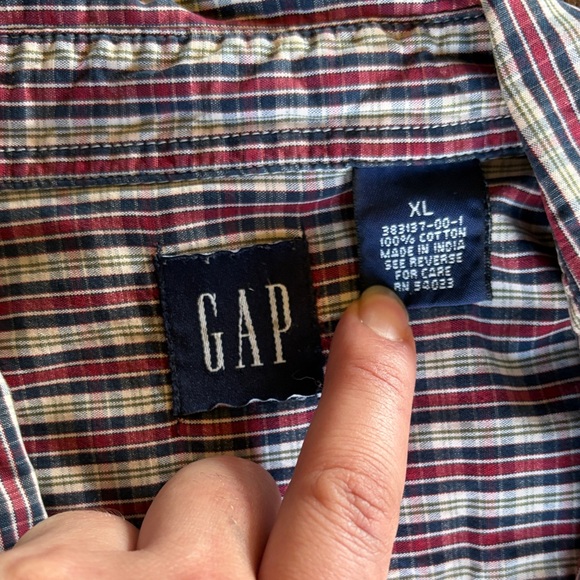 GAP Men's Casual Button-Down Shirt - Red and White Stripes - Picture 2 of 3